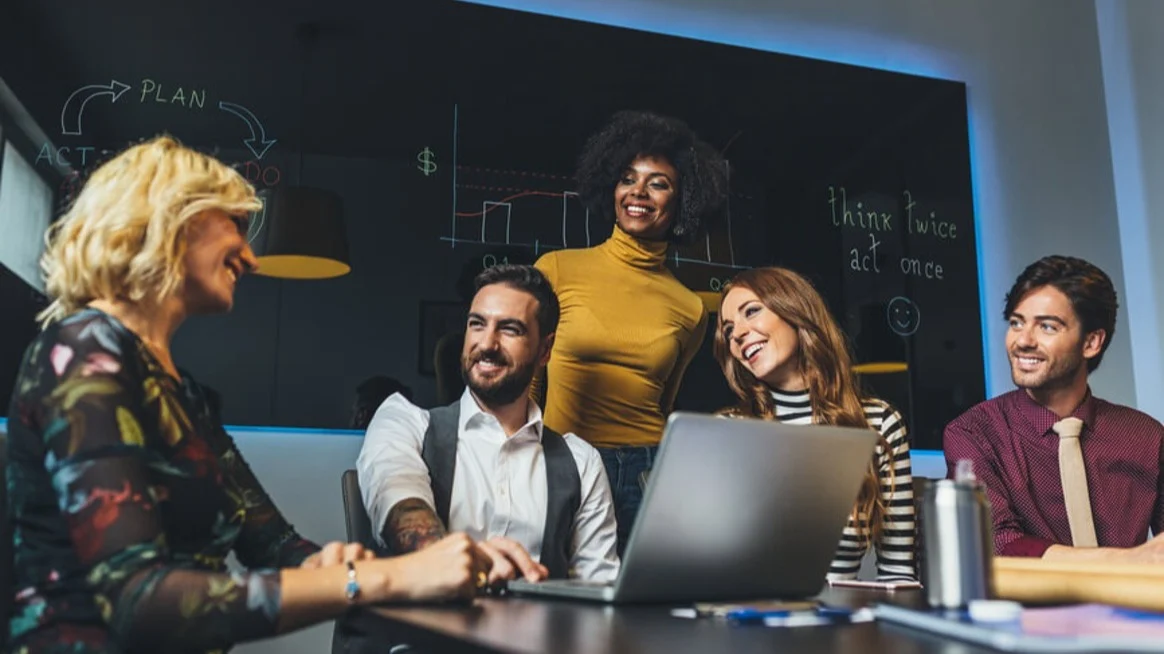 authoritative-leader-discussing-with-team-types-of-authority-1.webp
